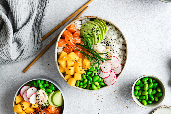 Een poke bowl met avocado, edamame, mango en zalm.