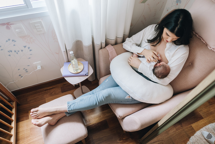 Een moeder geeft borstvoeding aan haar baby.